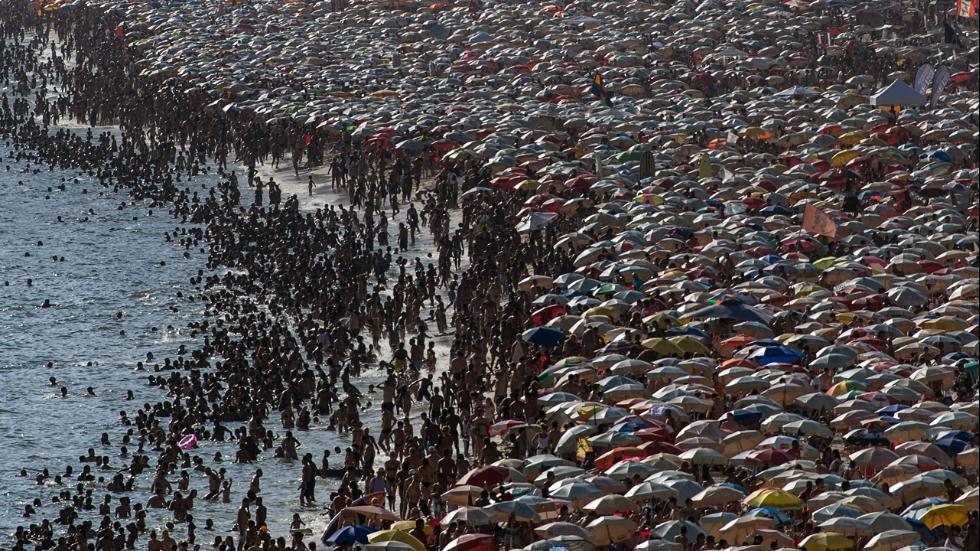 3crowdedbeach_ipanema.jpg