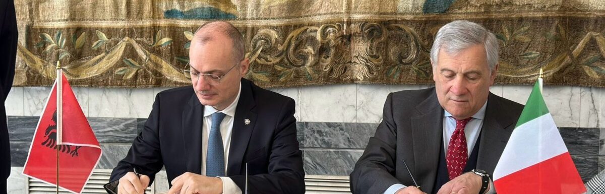 Albanian and Italian foreign ministers signing social security agreement