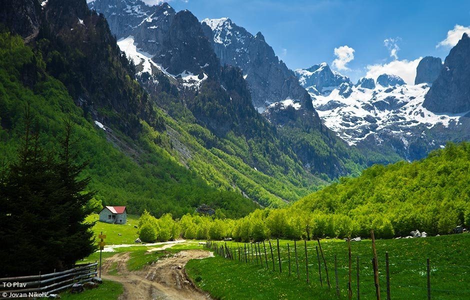 Small mountain. Сильвретта Альпы, Швейцария. Албанские Альпы. Леса Албании. Албания горы.