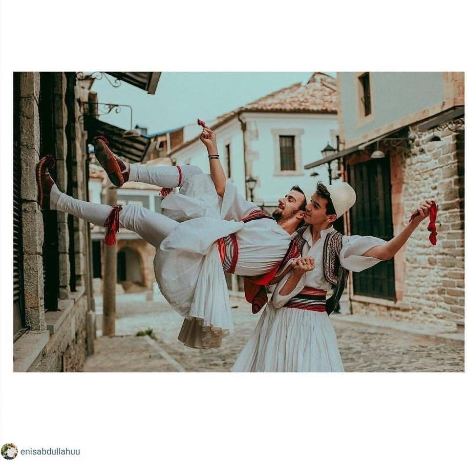 Korca, folk dancers