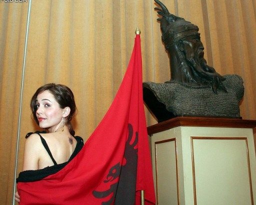 Albanian Hollywood actress Eliza Dushku presents “Dear Albania” documetary, in Tirana